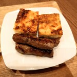 セルビア パビリオン レストラン - チェヴァビ、ピタ サ シロム（チーズパイ）、ピタ サ メソム（ミートパイ）