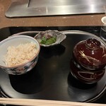 横浜うかい亭 - ガーリックライスとお味噌汁