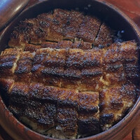 炭焼 うな富士 天白別邸 - 表面はパリッと香ばしく、中はふっくらジューシー。タレの甘さも絶妙。