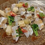 鉄板焼とお好み焼 みしまや - タチウオのカルパッチョ。添え野菜の彩りと食感も良かったですね
