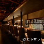 Bar 勝治 - 黒の外観に重厚感溢れるお洒落な店内。銘酒のラベルも美しく