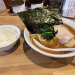 やなぎや - ラーメン（850円）煮卵（100円）入り、ライス（150円）
