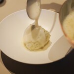 SEZANNE - メレンゲと牛乳のデザートイチジクの葉のパウダー白味噌のソース