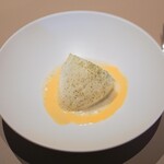 SEZANNE - メレンゲと牛乳のデザートイチジクの葉のパウダー白味噌のソース