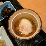 東京 なだ万 - 温泉玉子パカッ　できたら茶碗蒸しか玉子焼きが良かったぜ