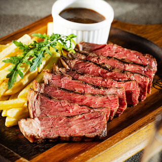 職人の手で焼き上げる！お酒が進む自慢の肉料理の数々