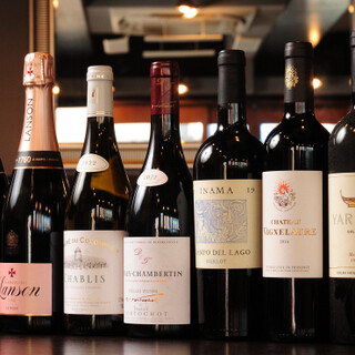 約200種類の多彩なワインと、バーテンダーが作る本格カクテル