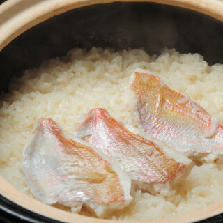 香り、食感、旨み際立つ炊き立ての土鍋ごはん。〆にもおすすめ