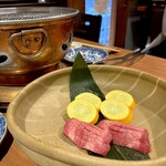 炭火焼肉 たくみ - 上タン（ネギ塩だれ）と黄色ズッキーニ