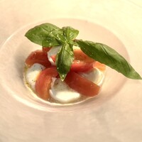 水牛のモッツァレラチーズとトマトのカプレーゼ