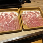 しゃぶ葉 - 料理写真:野菜を持って来てるとロボットがテーブル迄お肉を運んで来てくれました。