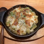 新宿 六 - カニみそとアボカドのチーズオーブン焼