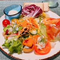 ザ・ステーキハウス - 前菜はワンプレートに取り放題。生ハムメロンや蟹肉のサラダ、キッシュなど