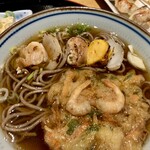 やき鳥 たつみ - 蕎麦にモツ串バラして入れます