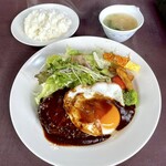 うさぎの森 - デミソースと目玉焼き添えのハンバーグ サラダ、スープ付き