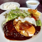 うさぎの森 - デミソースと目玉焼き添えのハンバーグ サラダ、スープ付き