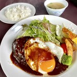 うさぎの森 - デミソースと目玉焼き添えのハンバーグ サラダ、スープ付き