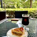 Manpei Hotel Cafe Terrace - Cake Set 
      伝統のアップルパイとアイスコーヒー