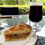 Manpei Hotel Cafe Terrace - Cake Set 
      伝統のアップルパイとアイスコーヒー