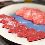 ヤキニク/ホルモン アイニク - 厚切りタン元〜塩昆布〜
      特選ハツ〜自家製土佐酢〜