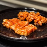 ヤキニク/ホルモン アイニク - 芝浦市場直送のシマチョウ