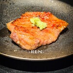 ヤキニク/ホルモン アイニク - 厚切りタン元〜塩昆布〜