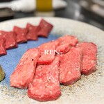 ヤキニク/ホルモン アイニク - 厚切りタン元〜塩昆布〜
                                特選ハツ〜自家製土佐酢〜