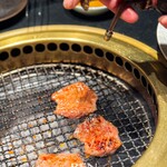 ヤキニク/ホルモン アイニク - 厚切りタン元〜塩昆布〜
      オリジナルのタレを吹き掛けてました。