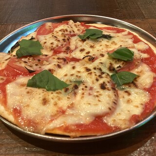 【名物】パリッと焼き上げたクリスピーピザ