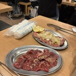 新宿焼肉芝浦ホルモン - カルビ／ネギ塩タン