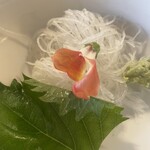 全国銘酒 たる松 - 添えられたお花も綺麗。こんなところにまで気を配れるのがいいお店の証拠。そもそも、ランチだぜ。適当でいいのにしっかりやってる。