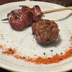 鷹匠鍋 あか羽 - 奥から真鴨のレバーとハツ手前が真鴨のつくね