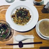 南青山エッセンス - サラダと薬膳スープがつきます。優しい味でしっかり美味しい！ボリュームもあります。プラス200円でジャスミン茶やプーアル茶などの中国茶がオーダー可能