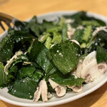 酒場COGAO - ◯小松菜とマッシュルームのサラダ¥680
                                …マッシュルームを生で出せるのは鮮度に自信がある証拠！パルメザンチーズと自家製ドレッシングで和えたサラダ…小松菜を生で食べるのは初めてですが、美味しいと新発見