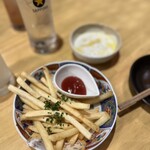 酒場COGAO - そしてなんと！お子様には…
      フライドポテトのお通しが！(´⊙ω⊙`)
      そんなサービス…初めて見ました(*ﾟ∀ﾟ*)
      ポテトの下には… ちぃかわのペーパーが♪
      子どもにも優しい(*´˘`*)♡