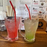 鶏白湯らーめん 鶏吉 - ノンアルコールカクテルのイチゴと、シャインマスカット。