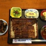 炭火焼うなぎ 東山物産 - うなぎ丼の極上重、かみしも（上方から）