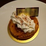 『タルト オランジュ』！ちょっと硬いビスケットのようなタルト生地の上に、ほろ苦いビターキャラメル、焼いたオレンジ、生クリームがのったタルトケーキ～♪(^o^)丿