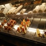 パティスリーエス - 『ＰＡＴＩＳＳＥＲＩＥ.Ｓ』さんのケーキが並べられたショーケース～♪(^o^)丿