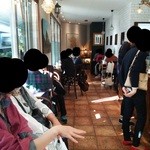 パティスリーエス - 『ＰＡＴＩＳＳＥＲＩＥ.Ｓ』さんの店内の様子！２人掛けテーブル×３の６席、カウンター６席の合計１２席ほど！！(・。・;