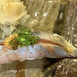 鮨処藤 - 丸々太った新秋刀魚～脂の乗りが流石です