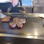鉄板焼きINAGAKI亭 - マスターも店としてはサシ少なめの赤身寄り肉を揃えてるらしい♪