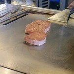 鉄板焼きINAGAKI亭 - 仕上がり前のサーロイン♪お隣の♪ﾌﾟﾌﾟﾌﾟ(⁠人⁠´⁠∀⁠´⁠)⁠