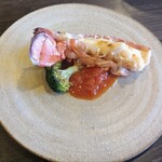 鉄板焼きINAGAKI亭 - トマトベースのソース添え♪ガロニは蒸焼きのブロッコリー♪