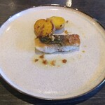 鉄板焼きINAGAKI亭 - 銀鱈のポワレ  焦がしバター添え (熟成インカのめざめのガロニ)
      皮目のパリ感､コク､香ばしさが絶妙♪
      越冬させた熟成芋は甘味が違う