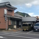 手打うどん たむら - お店の前には２台分の駐車場
