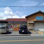 手打うどん たむら - お店の向かいの自動販売機前にも駐車できる