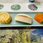 上高地温泉ホテル - .....デザート　りんご　一口ケーキ（マンゴー）　あんず寄せ.....