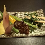 大和 - はじまりは地元の山菜や野菜のお浸しを肉味噌でいただきます。これがとーっても美味しい！万願寺とうがらし、つるむらさき、茗荷、パプリカなど大好きな夏野菜ばかり。
