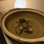大和 - 貝一杯につまった、つるっとやわらかい身。旨みたっぷりのお出汁。静かな空間にパカッと貝の開く音が響きます。